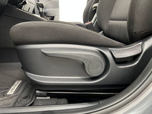 Used 2025 Hyundai Venue SE FWD image 10