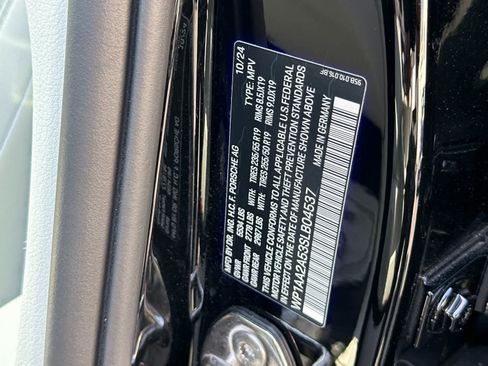 Certified 2025 Porsche Macan AWD/4WD image 33