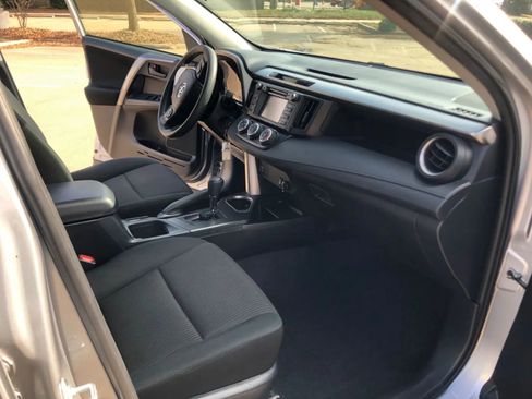 Used 2018 Toyota RAV4 LE w/ Carpet Mat Package AWD/4WD image 14