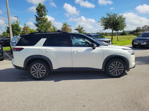 Used 2023 Nissan Pathfinder SL w/ SL Premium Package FWD image 5