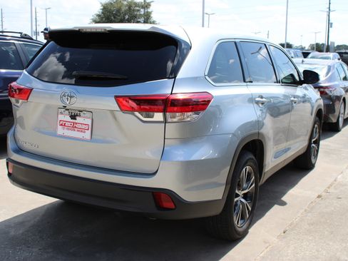 Used 2019 Toyota Highlander LE FWD image 11