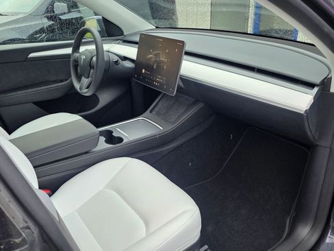 Used 2024 Tesla Model Y Long Range image 13