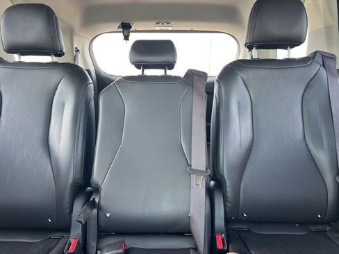 Certified 2024 Kia Carnival LX image 30