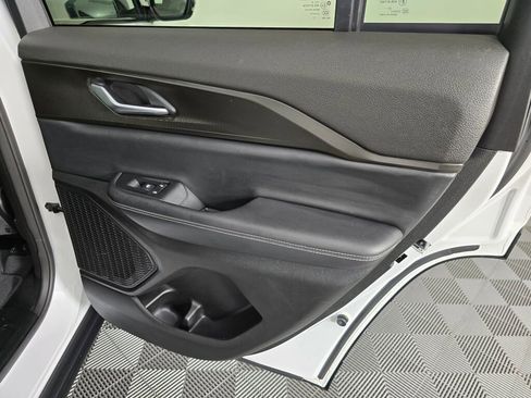 Used 2023 Jeep Grand Cherokee Altitude image 39