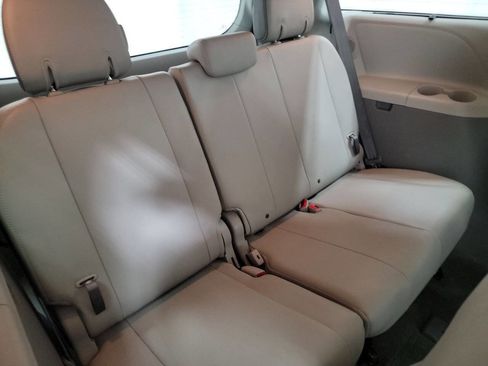 Used 2014 Toyota Sienna XLE image 9