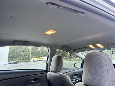 Used 2014 Toyota Prius V Five image 33