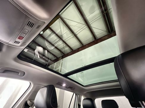 Used 2024 Volkswagen Tiguan SE image 25