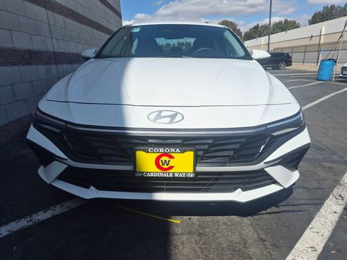 Used 2025 Hyundai Elantra SE w/ Cargo Package image 3