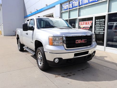 Used 2011 GMC Sierra 2500 W/T w/ Work Truck Preferred Package AWD/4WD image 2