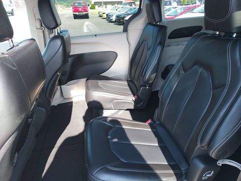 Used 2023 Chrysler Pacifica Touring-L FWD image 22