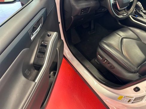 Used 2023 Toyota Highlander XLE AWD/4WD image 9
