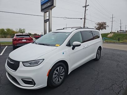 Used 2023 Chrysler Pacifica Touring-L w/ Uconnect Theater Family Group
