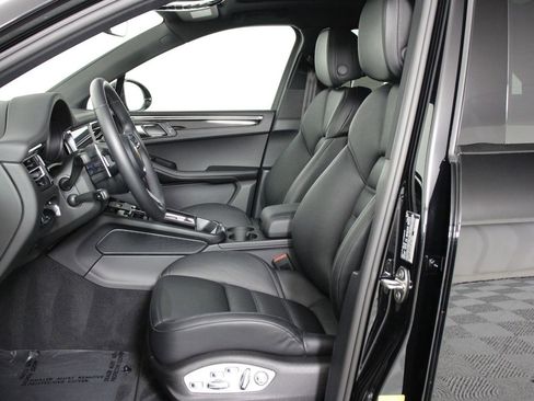 Certified 2026 Porsche Macan AWD/4WD image 5