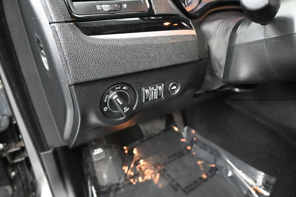Used 2023 Chrysler 300 S RWD image 7