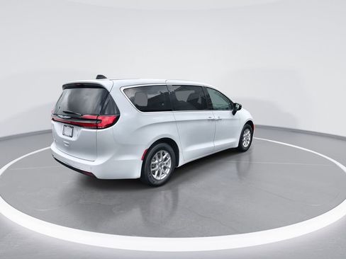 Used 2024 Chrysler Pacifica Touring-L FWD image 8
