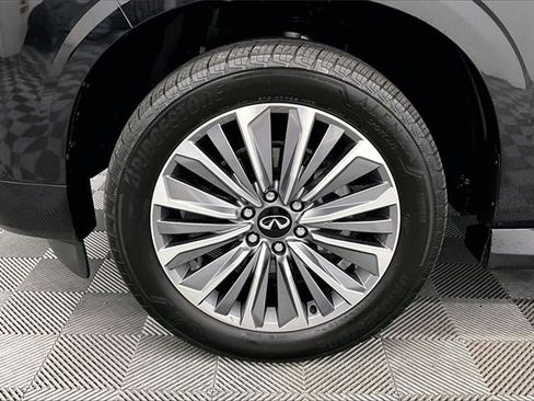 Used 2025 INFINITI QX80 Sensory image 9