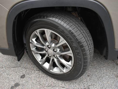 Used 2019 Jeep Cherokee Latitude Plus w/ Comfort/Convenience Group FWD image 44