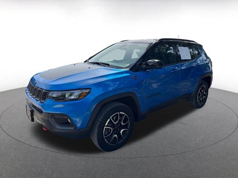 Used 2025 Jeep Compass Trailhawk AWD/4WD image 4