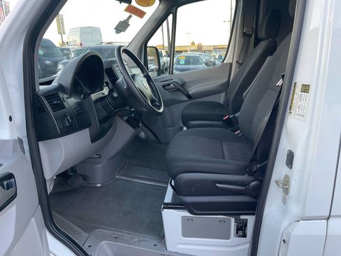 Used 2015 Freightliner Sprinter 2500 RWD image 18