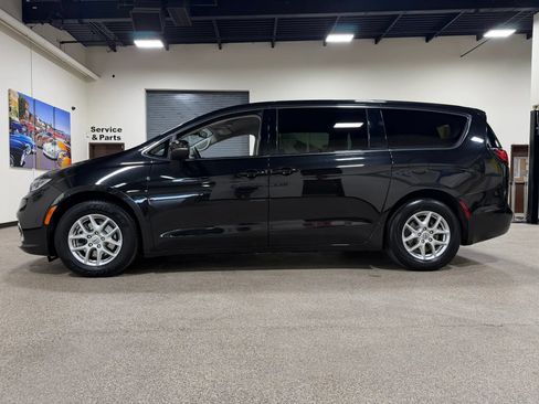 Used 2023 Chrysler Pacifica Touring-L FWD image 8