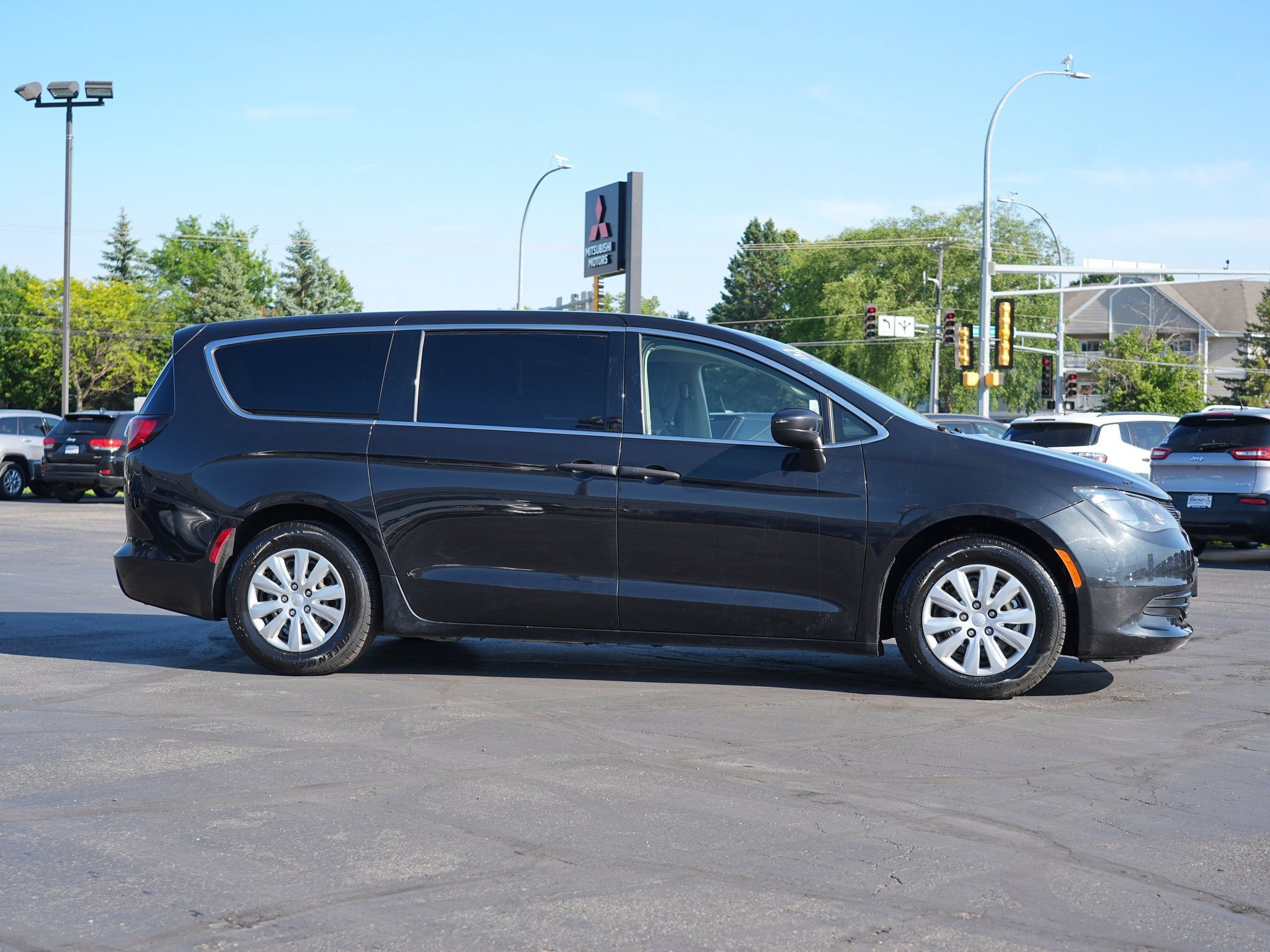 Used 2020 Chrysler Voyager L FWD image 2