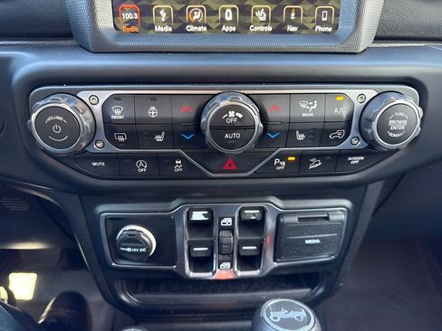 Used 2019 Jeep Wrangler Unlimited Sahara w/ Dual Top Group AWD/4WD image 16
