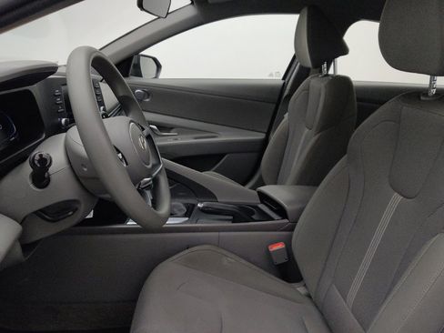 Used 2025 Hyundai Elantra SE FWD image 17