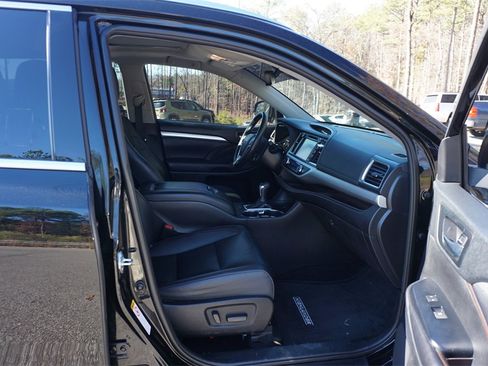 Used 2019 Toyota Highlander SE image 22