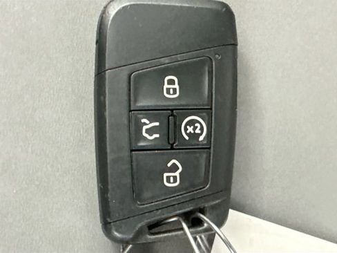 Used 2022 Volkswagen Taos SE w/ Panoramic Sunroof Package AWD/4WD image 17