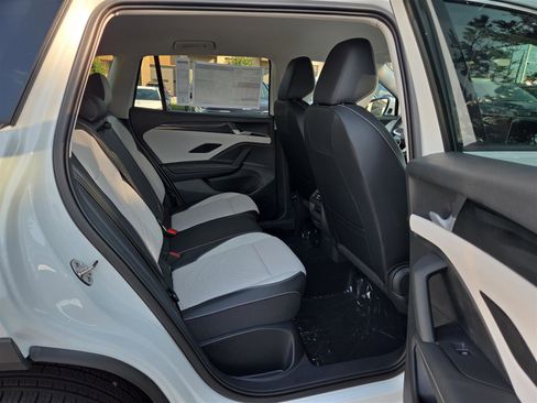 New 2025 Volkswagen Tiguan SE image 33