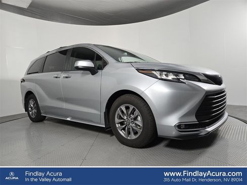 Used 2022 Toyota Sienna XLE image 1