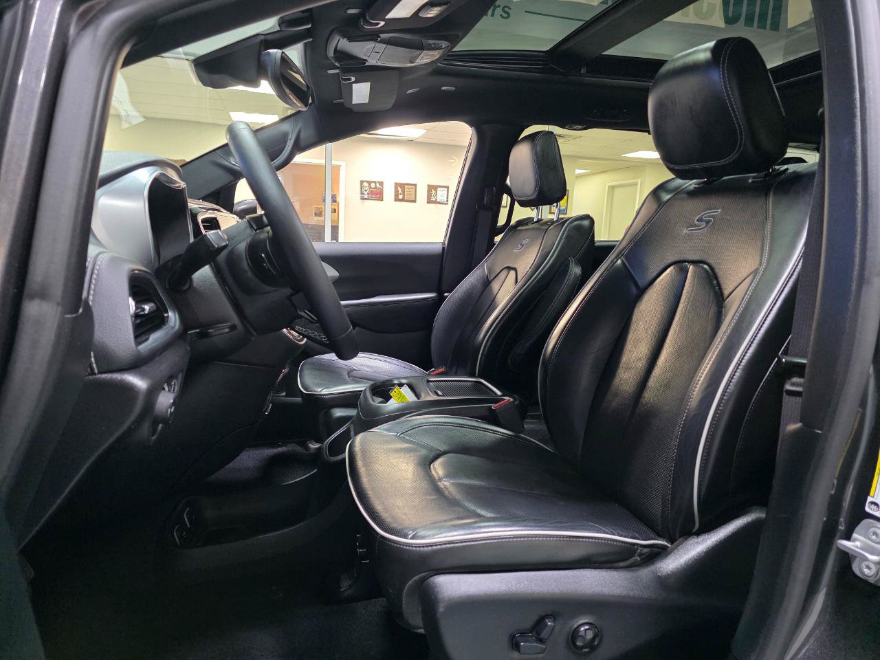Used 2019 Chrysler Pacifica Limited w/ Advanced Safetytec Group FWD image 15