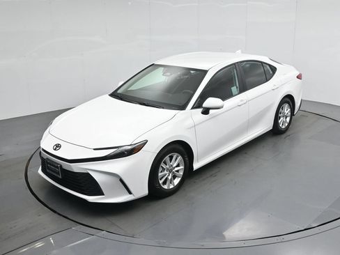 Used 2025 Toyota Camry LE FWD image 31