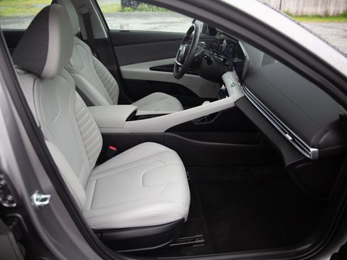 Used 2025 Hyundai Elantra Limited image 24