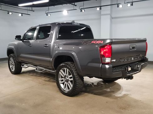 Used 2017 Toyota Tacoma TRD Sport w/ Tow Package (A/T) AWD/4WD image 5