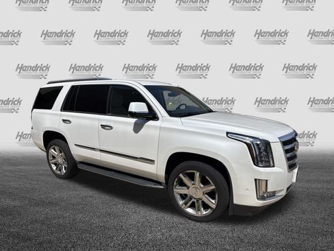 Used 2017 Cadillac Escalade Luxury AWD/4WD image 2