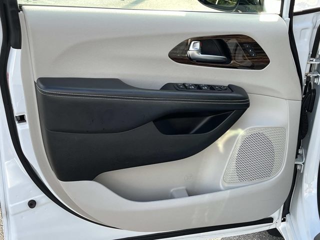 Used 2023 Chrysler Pacifica Limited FWD image 24
