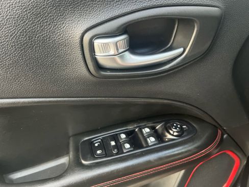 Used 2020 Jeep Compass Trailhawk image 4