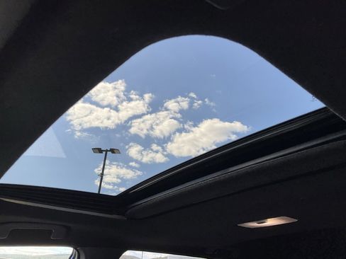 Used 2023 Toyota Corolla Cross SE image 3