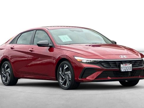 Certified 2025 Hyundai Elantra SEL image 11