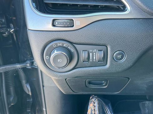 Used 2020 Jeep Cherokee Limited image 29