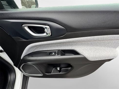 Certified 2022 Jeep Compass Latitude image 32