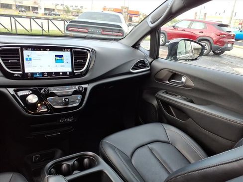 Used 2025 Chrysler Pacifica Select FWD image 12