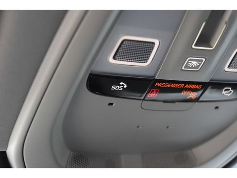 Certified 2025 Volvo XC60 T8 Plus w/ Protection Package Premier image 37