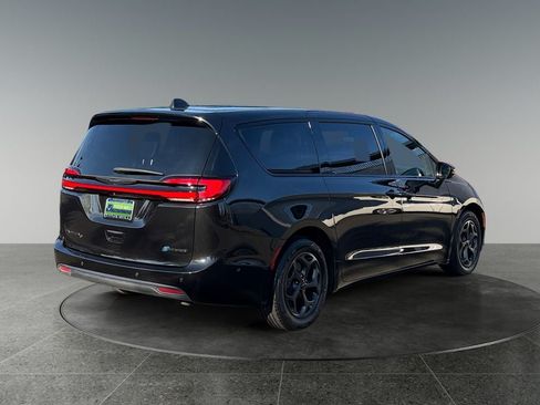 Used 2023 Chrysler Pacifica Limited w/ Uconnect Theater Family Group FWD image 9