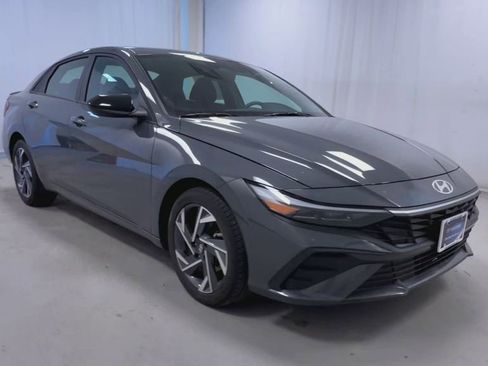 Used 2025 Hyundai Elantra Sport FWD image 2