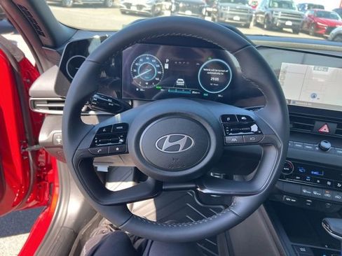 New 2025 Hyundai Elantra SEL image 18