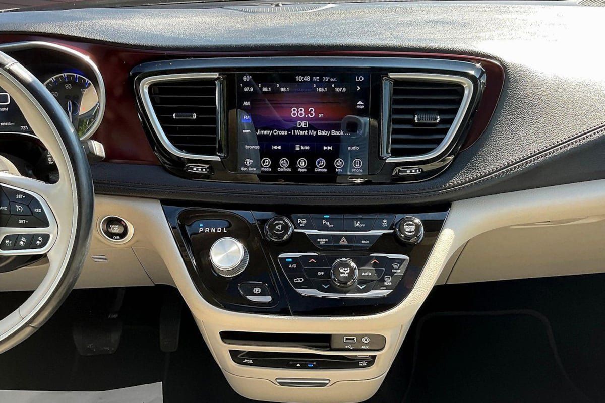Used 2017 Chrysler Pacifica Limited w/ UConnect Theater Package FWD image 9