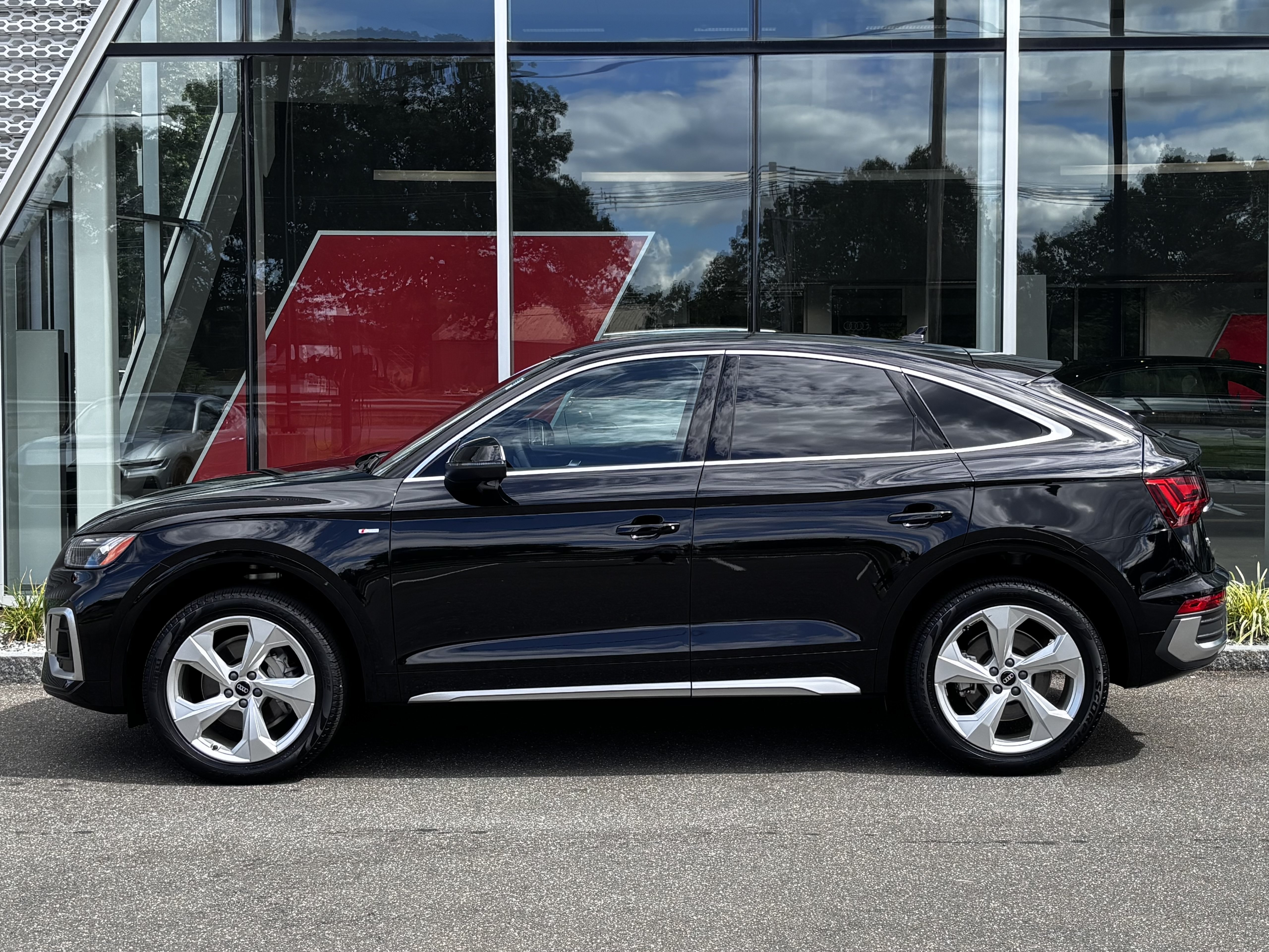 Certified 2025 Audi Q5 2.0T Premium Plus w/ Premium Plus Package AWD/4WD image 2