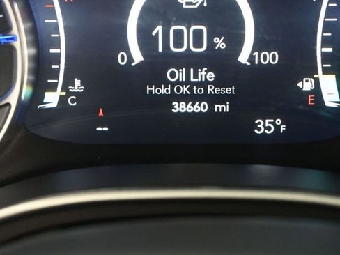 Used 2025 Chrysler Pacifica Select image 37